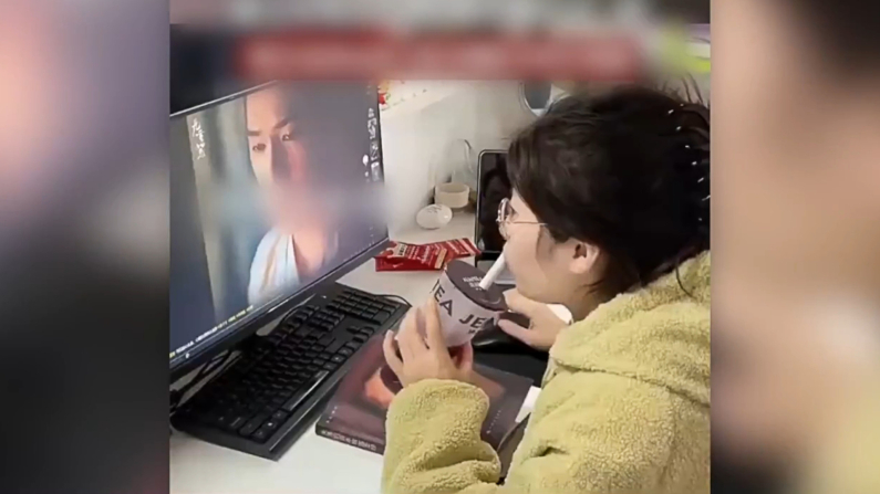 Una ragazza in un posto di lavoro finto in Cina (immagini di archivio)