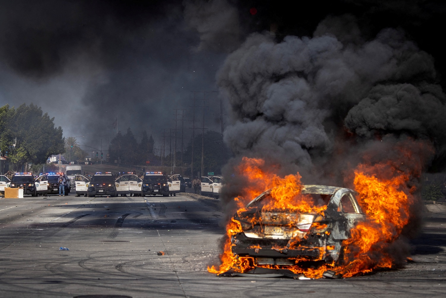 Los Angeles messa a ferro e fuoco Trump manda la Guardia Nazionale