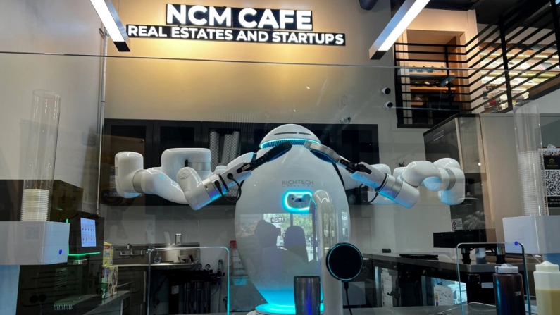 Un barista robot dotato di intelligenza artificiale al NCM Cafe di San Jose, in California, il 25 aprile 2025. Conner Lee/The Epoch Times