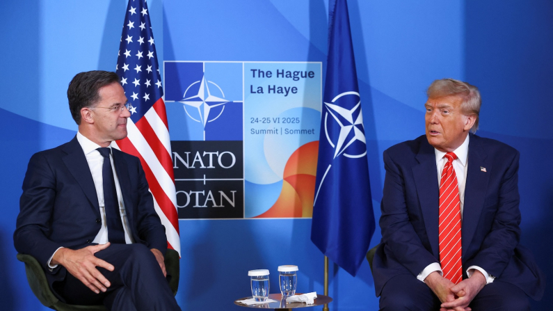 Il Presidente degli Stati Uniti Donald Trump e il Segretario Generale della NATO Mark Rutte al vertice dei leader NATO a L'Aia, Paesi Bassi, 25 giugno 2025 (foto REUTERS/Piroschka Van De Wouw/Pool).