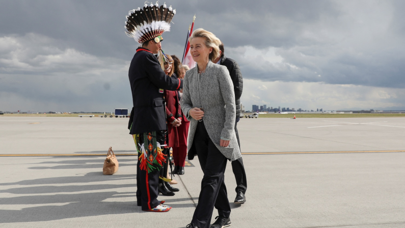 Il presidente della Commissione Europea Ursula von der Leyen arriva al G7 2025 a Kananaskis, in Canada, all'aeroporto internazionale di Calgary, il 15 giugno 2025 (foto: REUTERS/Amber Bracken/Pool)