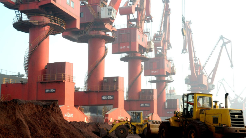 Sito di estrazione di terre rare per l'esportazione in un porto di Lianyungang, provincia di Jiangsu, Cina, 31 ottobre 2010 (foto: REUTERS/Stringer).

