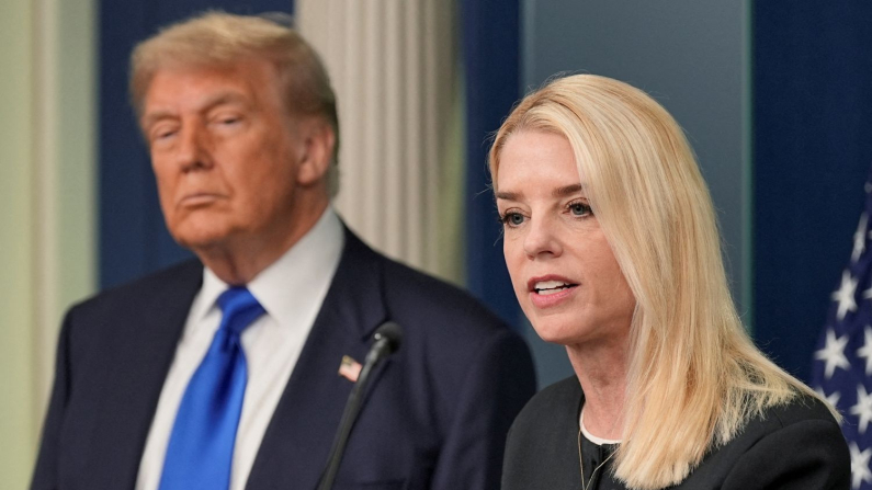 Il ministro della Giustizia degli Stati Uniti, Pamela Bondi, alla Casa Bianca, 27 giugno 2025 (foto: REUTERS/Ken Cedeno).

