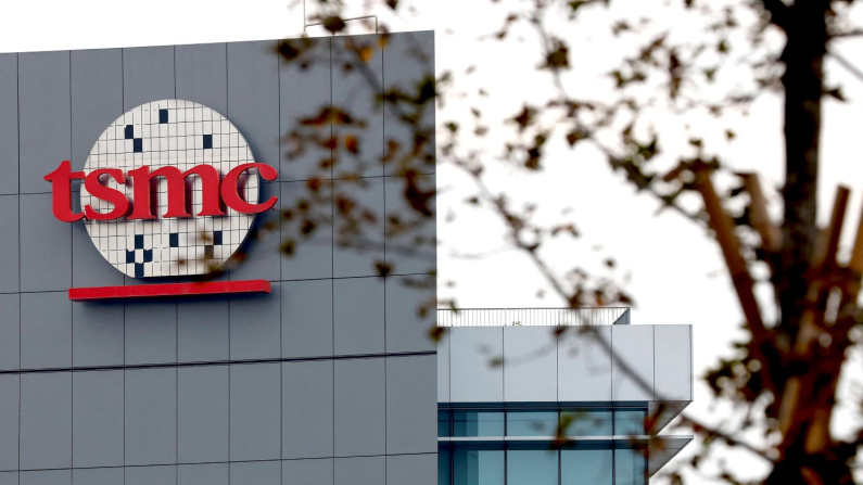 Il logo del gigante taiwanese Tsmc, Taiwan, il 29 dicembre 2022. (REUTERS/Ann Wang)