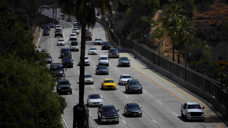 FOTO D'ARCHIVIO: Auto lungo la Freeway 110 a Los Angeles , California, Stati Uniti, 22 maggio 2025. REUTERS/Daniel Cole/ Foto d'archivio