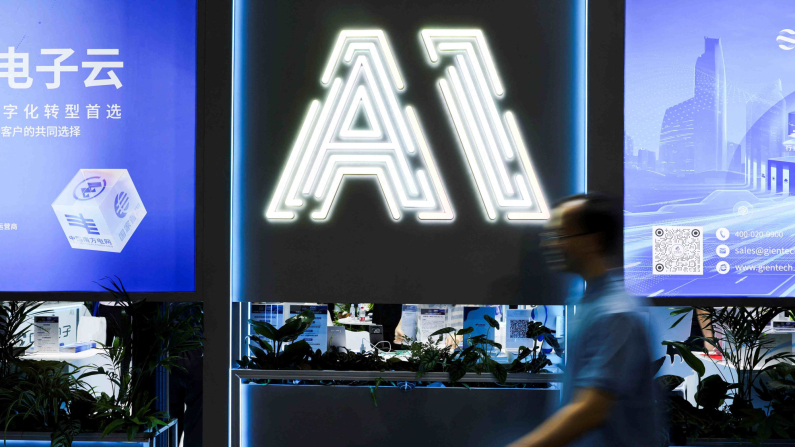 FOTO D'ARCHIVIO: Una persona visita la Conferenza mondiale sull'intelligenza artificiale a Shanghai, Cina, 26 luglio 2025. REUTERS/Go Nakamura/ Foto d'archivio