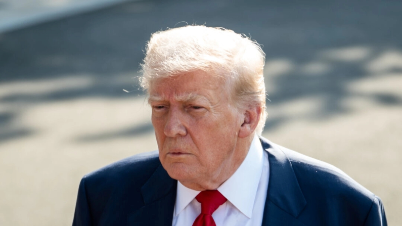 Il presidente degli Stati Uniti, Donald Trump, parla con la stampa prima di partire per la Scozia dalla Casa Bianca, il 25 luglio 2025. Madalina Kilroy/The Epoch Times