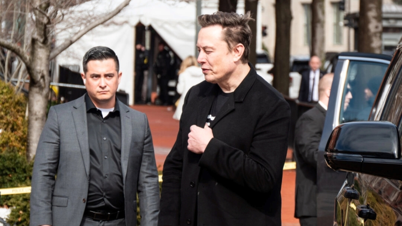 L’amministratore delegato di Tesla e SpaceX, Elon Musk, entra nei giardini della Casa Bianca a Washington il 13 febbraio 2025. The Epoch Times