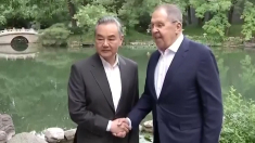 Il ministro degli Esteri cinese Wang incontra l’omologo russo Lavrov a Pechino