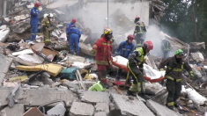 Corpi estratti dalle macerie a seguito dell’attacco missilistico russo a Kiev