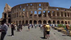 I turisti a Roma soffrono sotto al sole