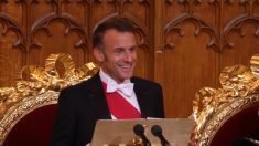 Macron scherza durante la cena a Londra