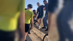 Polizia salva un uomo che cerca di saltare da un cavalcavia