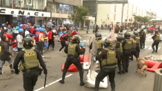 I minatori peruviani si scontrano con la polizia