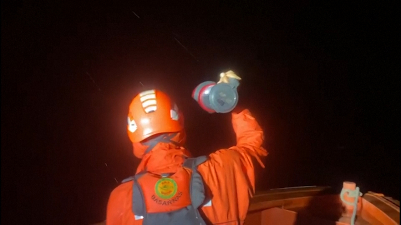 I soccorritori in azione durante le ricerche (Foto:  Basarnas via Reuters) 