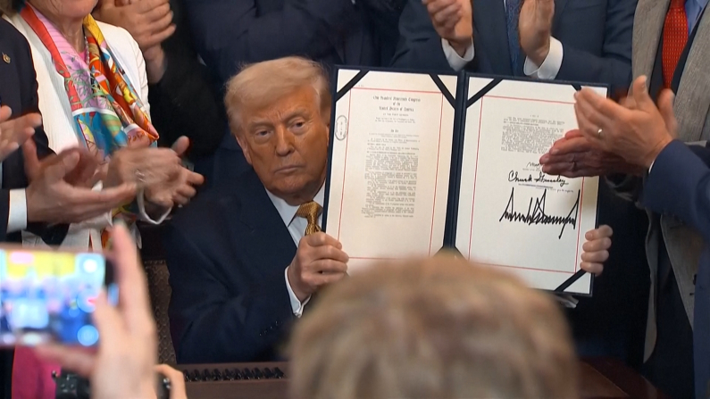 Trump mostra la firma della legge HALT Fentanyl Act (Immagine: U.S. Network Pool via Reuters)