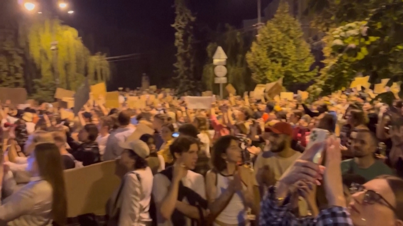Gli ucraini in protesta  contro la legge che limita l'indipendenza degli organi anticorruzione (Immagine: Igor Zakharenko via Reuters)