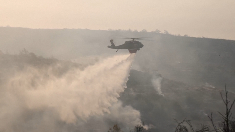 Elicotteri all'opera durante gli incendi a Cipro (Immagine: Reuters)
