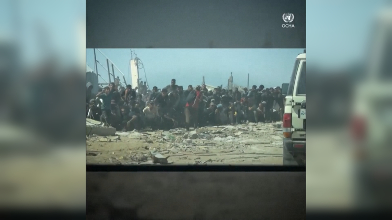 Folla di palestines in attesa di aiuti alimentari (Immagine: UNOCHA via X)