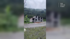 Edificio di cinque piani crolla in un fiume in Cina