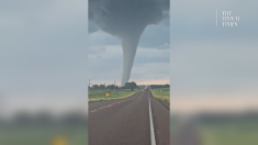Un uomo si riprende con un tornado alle spalle in South Dakota