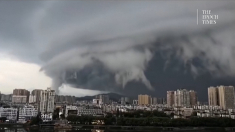 Una gigantesca nube scura minaccia la città di Zhuhai in Cina
