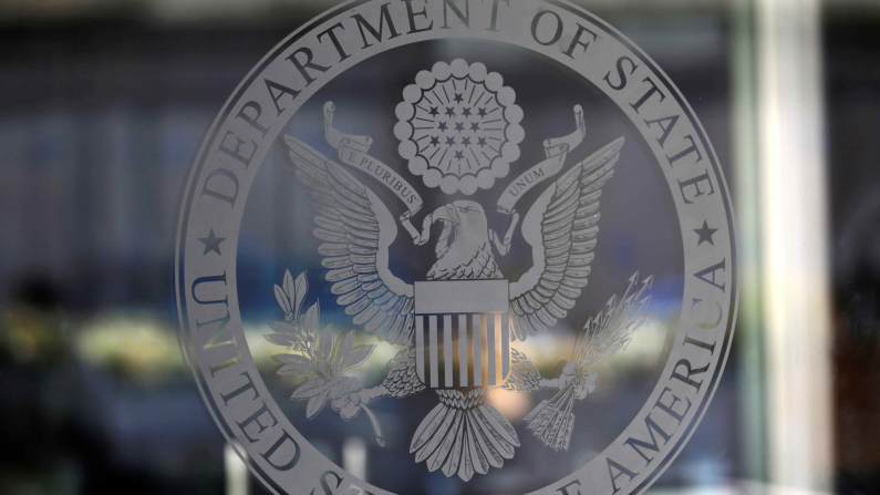 FOTO D'ARCHIVIO: Il logo del ministero degli Esteri Usa a Washington, USA, 26 gennaio 2017. REUTERS/Joshua Roberts/Foto d'archivio