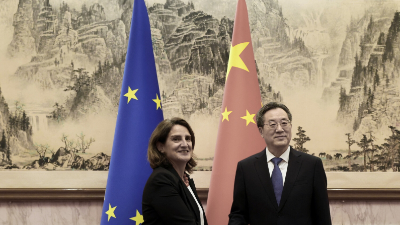 Il vicepremier cinese Ding Xuexiang e il vicepresidente esecutivo della Commissione europea per una "Transizione Pulita, Giusta e Competitiva", Teresa Ribera, si stringono la mano presso la Diaoyutai State Guesthouse a Pechino, Cina, il 14 luglio 2025. (foto REUTERS/Florence Lo/Pool)