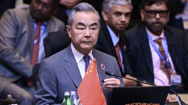 Il ministro degli Esteri cinese, Wang Yi, partecipa alla 15ª riunione dei ministri degli Esteri del Vertice dell’Asia orientale durante la 58ª riunione dei ministri degli Esteri dell’Associazione delle nazioni del Sud-est asiatico (Asean), presso il Centro congressi di Kuala Lumpur, l’11 luglio 2025. MANDEL NGAN/Pool via REUTERS