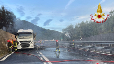 Vigili del Fuoco impegnati da ieri per spegnere incendio in autostrada su mezzo pesante