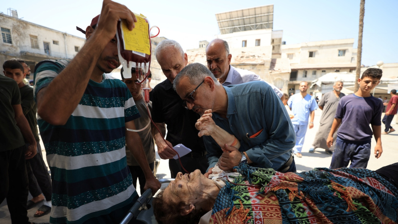 Donna cristiana palestinese ferita viene portata all'ospedale Al-Ahli Arab in seguito all'attacco israeliano alla Chiesa della Sacra Famiglia, Gaza City il 17 luglio 2025 (foto REUTERS/Dawoud Abu Alkas).
