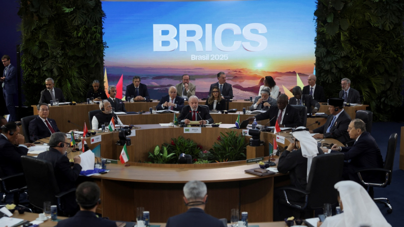 Il Presidente brasiliano Luiz Inacio Lula da Silva, il Premier cinese Li Qiang, il Primo Ministro indiano Narendra Modi, il Presidente sudafricano Cyril Ramaphosa, il Ministro degli Esteri russo Sergei Lavrov e altri leader, partecipano alla riunione di apertura del Vertice BRICS, presso il Museo d'Arte Moderna (MAM) a Rio de Janeiro, Brasile, 6 luglio 2025 (foto REUTERS/Ricardo Moraes)