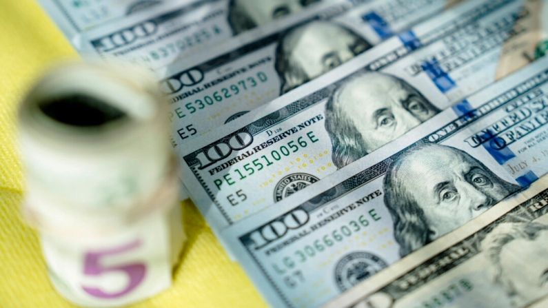 Banconote in dollari Usa a Washington. Madalina Vasiliu/The Epoch Times