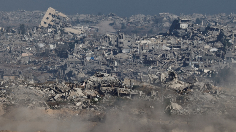 Carro armato israeliano manovra a Gaza, visto dal lato israeliano del confine, 6 luglio 2025 (foto REUTERS/Amir Cohen).