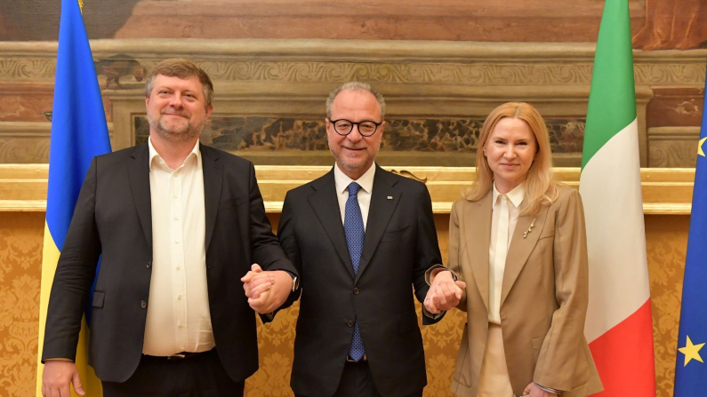Il presidente del gruppo di collaborazione parlamentare Italia-Ucraina, Giorgio Mulè, alla riunione parlamentare della Conferenza internazionale per la ripresa dell’Ucraina, in Sala del Mappamondo, a Montecitorio. Foto di Agenzia Nova