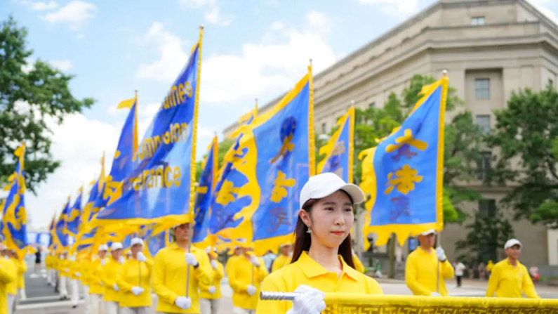 I praticanti del Falun Gong durante una marcia per chiedere la fine dei 26 anni di persecuzione in Cina da parte del Pcc, Washington il 17 luglio 2025. (Samira Bouaou/The Epoch Times)
