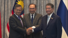 Stretta di mano storica tra Thailandia e Cambogia sancisce la tregua