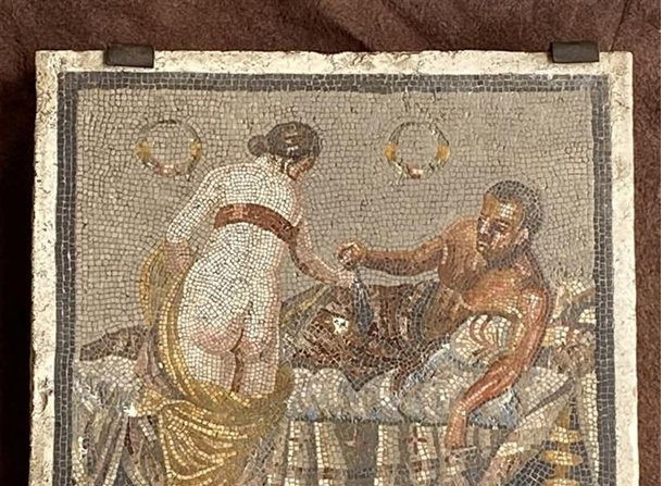 Foto: ministero della Difesa. Link: https://www.difesa.it/primopiano/carabinieri-restituito-al-parco-archeologico-di-pompei-prezioso-pannello-a-mosaico/75286.html