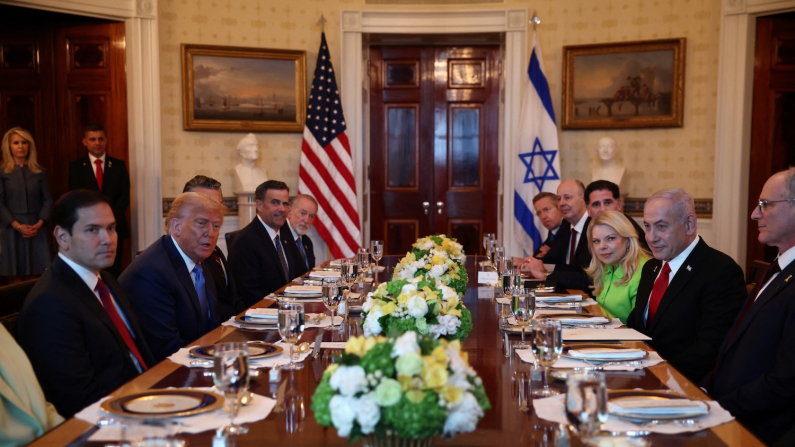 Il Presidente degli Stati Uniti Donald Trump incontra il Primo Ministro israeliano Benjamin Netanyahu alla Casa Bianca, il 7 luglio 2025 (foto di archivio REUTERS/Kevin Lamarque).