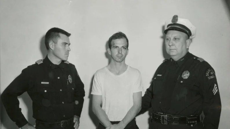 Lee Harvey Oswald, l'uomo accusato dell'assassinio di John F. Kennedy, con il sergente della polizia di Dallas Warren (a destra) e un collega, a Dallas il 22 novembre 1963 (foto: Dallas Police Dept./Dallas Municipal Archives/University of North Texas via Reuters). 