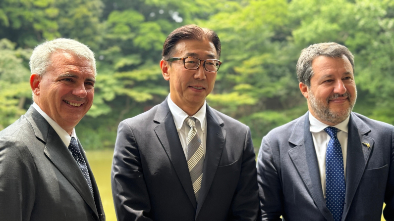 Matteo Salvini assieme all’ambasciatore a Tokyo Gianluigi Benedetti e ai rappresentanti di Toyota e Honda (Com) © Agenzia Nova - Riproduzione riservata