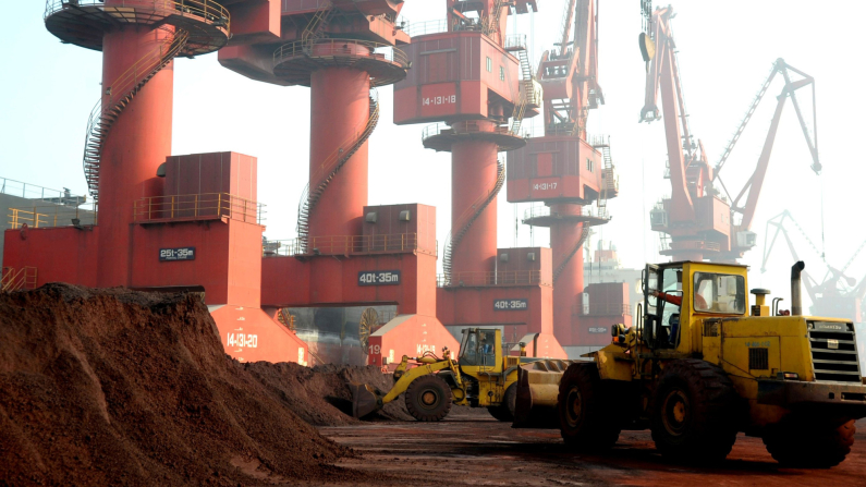 FOTO D'ARCHIVIO: Lavoratori trasportano terreno contenente terre rare per l'esportazione in un porto di Lianyungang, provincia di Jiangsu, Cina, 31 ottobre 2010. REUTERS/Stringer/Foto d'archivio