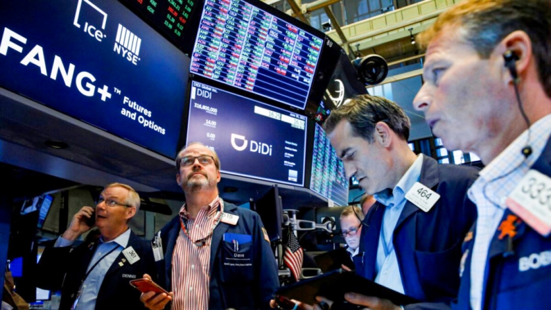 Ttrader operano durante l’offerta pubblica iniziale dell’azienda cinese di ride-hailing Didi Global Inc. sul parquet della Borsa di New York, a New York, il 30 giugno 2021. Brendan McDermid/Reuters