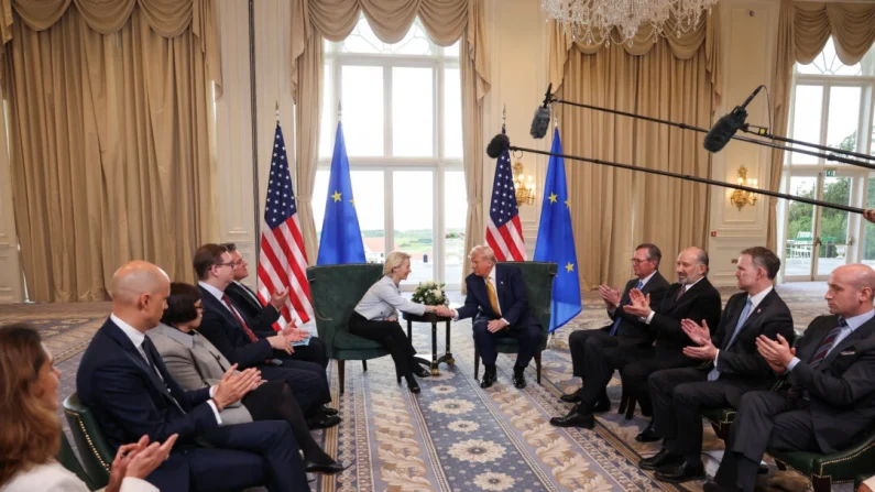 Il presidente degli Stati Uniti Donald Trump stringe la mano al presidente della Commissione Europea Ursula von der Leyen, mentre il segretario al Commercio degli Stati Uniti Howard Lutnick, il rappresentante commerciale Jamieson Greer e il vicecapo dello staff della Casa Bianca Stephen Miller applaudono, a Turnberry, in Scozia, Regno Unito, il 27 luglio 2025 (foto Evelyn Hockstein/Reuters).