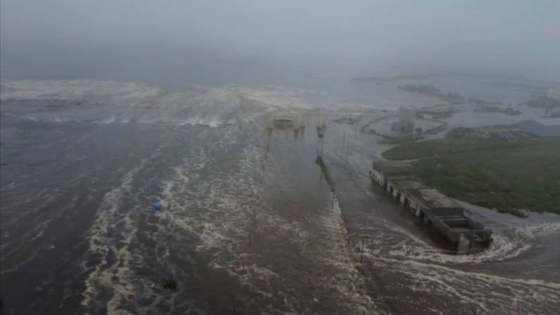 Le onde di uno tsunami inondano un'area dopo che un potente terremoto di magnitudo 8,7 ha colpito l'estrema penisola orientale della Kamchatka, a Severo-Kurilsk, nella regione di Sachalin, in Russia, il 30 luglio 2025. Sezione della Kamchatka del Geophysical Survey dell'Accademia Russa delle Scienze/Handout foto via REUTERS