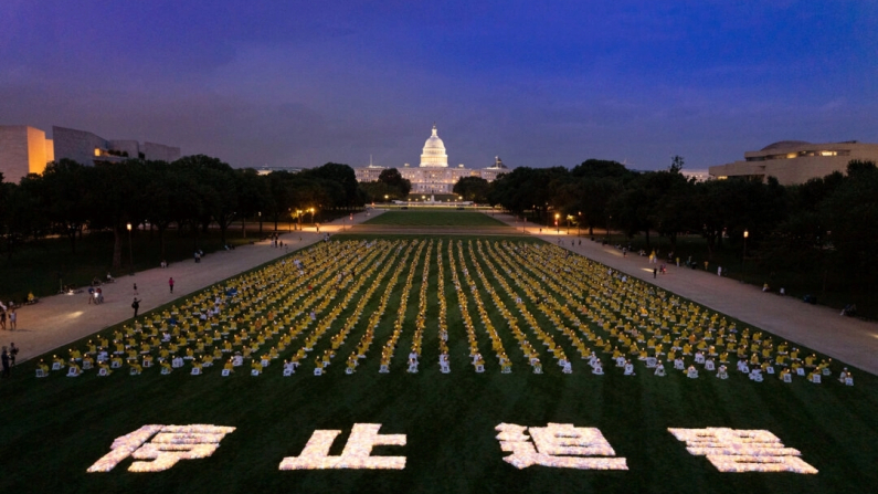 I praticanti del Falun Gong partecipano a una veglia a lume di candela per commemorare i praticanti perseguitati a morte dal Partito Comunista Cinese in Cina, a Washington il 17 luglio 2025. Larry Dye/The Epoch Times