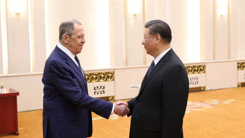 Il Segretario generale del Partito comunista cinese Xi Jinping incontra il ministro degli Esteri russo Sergei Lavrov nella Grande Sala del Popolo a Pechino, Cina, 9 aprile 2024 (cnsphoto via REUTERS).