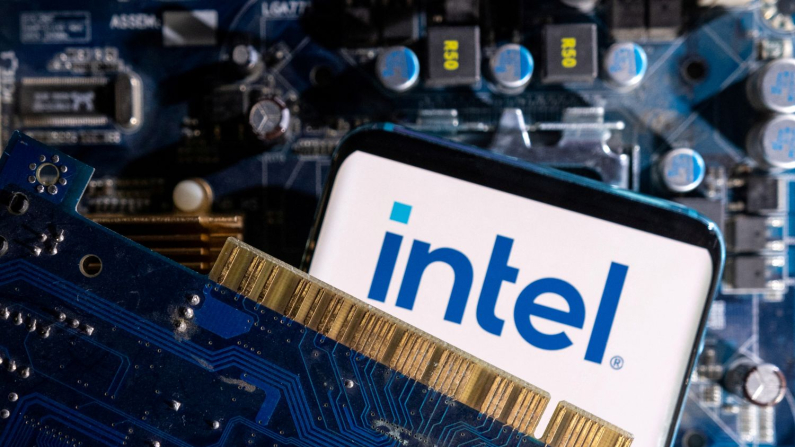 Il logo Intel posizionato sulla scheda madre di un computer, 6 marzo 2023. (REUTERS/Dado Ruvic)

