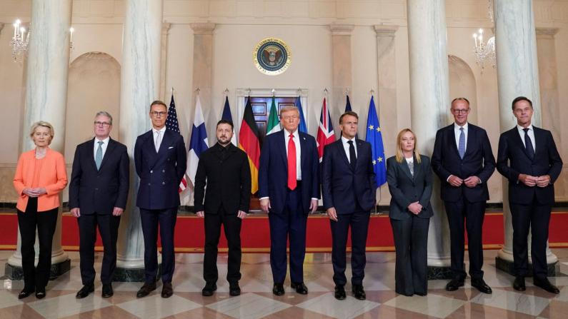 I leader europei insieme al Presidente Zelensky e il Presidente Trump durante l'incontro per i negoziati per porre fine alla guerra russa in Ucraina, alla Casa Bianca a Washington, DC, Stati Uniti, 18 agosto 2025. (REUTERS/Alexander Drago)