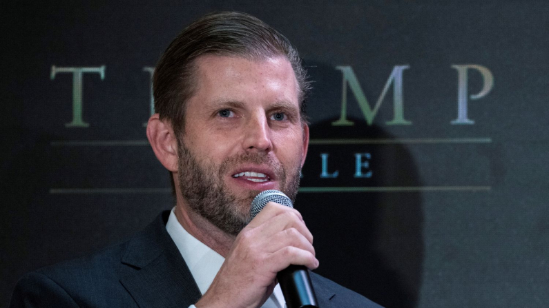 Eric Trump parla ai media alla Trump Tower di New York City, Stati Uniti, 16 giugno 2025. (REUTERS/Eduardo Munoz)